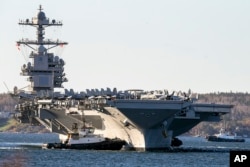 Foto Achiv: Bato de ge Ameriken USS Gerald Ford, ki se youn pami pi gwo pot-avyon nan mond lan, rive nan Halifax, 28 Oktob, 2022.