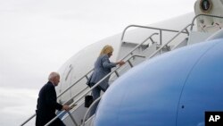 Prezidan Joe Biden ak Premye Dam Jill Biden monte nan avyon prezidansyel Air Force One nan ayeropo Reno-Tahoe la pou al nan zile Maui, 21 Out, 2023. 