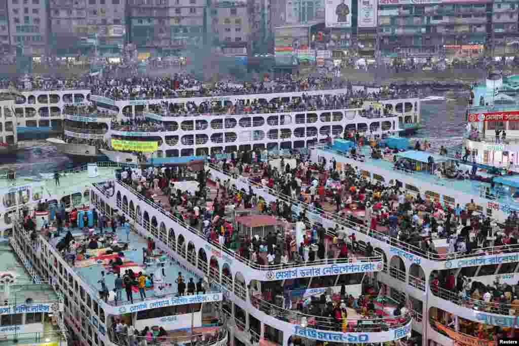 بنگلہ دیش کے دارالحکومت ڈھاکہ سے لوگ عیدالفطر منانے کے لیے اپنے آبائی شہروں کا رخ کر رہے ہیں۔