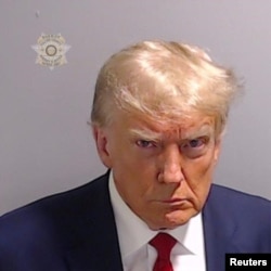 Foto "mugshot" lapolis Konte Fulton nan de ex-Prezidan Donald Trump apre yon Gran Juri enkilpe li ak 18 akolit pou koken nan eleksyon prezidansyel 2020 an, 24 Out, 2023.