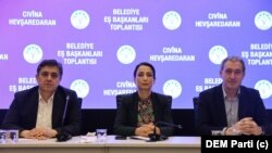 DEM Parti yönetimi, yerel seçim sonuçlarını değerlendirmek için belediye başkanlarıyla bir araya geldi.