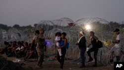 Foto Achiv: Migran ki travese rivye Rio Grande a epi antre Etazini soti Meksik, fe la ke devan ajan Sevis Pwoteksyon Fwontye ak La Dwann Etazini, nan Eagle Pass, Texas, 23 Septanm 2023. 