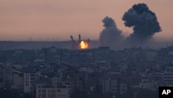 Lafimen monte apre yon atak ayeryen Israelyen nan Gaza, Lendi 9 Oktob, 2023. 