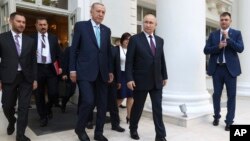 Prezidan Ris Vladimir Putin (mitan dwat) ak Prezidan LaTiki Recep Tayyip Erdogan (mitan goch) nan Sochi, La Risi, 4 Sept. 2023. 