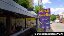 Pine-Çand (Yama Sanat) isimli kafe Diyarbakır’ın Yenişehir İlçesindeki Sanat Sokağı’nda bulunuyor. Kafenin tabelasında Kürtçe "ye, iç, gül" yazıyor.