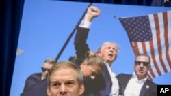 Depite Repibliken Ohio Jim Jordan koute pandan yon Direktris Sevis Sekre Etazini an, Kimberly Cheatle temwaye devan yon komsyon lachanm sou tantativ asasina kont Trump la, 22 Jiye, 2024.