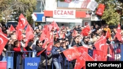 CHP, seçime doğru son düzlükte İzmir’de yapılan anketlerde halen yüksek oranda çıkan kararsız ve küskün seçmeni ikna etmeye çalışıyor.