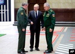 Rusya Cumhurbaşkanı Vladimir Putin Savunma Bakanı Sergey Şoygu (sağda) ve Genelkurmay Başkanı Valeri Gerasimov (solda) ile birlikte, 21 Aralık 2022.