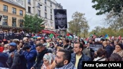 Protestocular Fransa Cumhurbaşkanı Macron'a da tepki gösterdi.