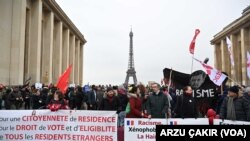 Fransa’da tartışmalı göç yasası başkent Paris başta olmak üzere birçok bölgede protesto edildi.