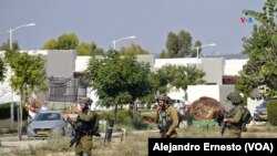 Soldados de las Fuerzas de Defensa de Israel (FDI) custodian el kibutz Kissufim, a solo 1,8 kilómetros de la Franja de Gaza.