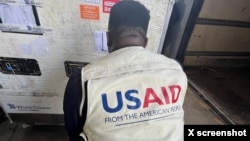 Сотрудник USAID/Нигерия разгружает контейнер-рефрижератор с вакцинами против оспы на фотографии, опубликованной на медиаплатформе X от @USAIDNigeria 28 августа 2024 года.