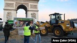 Başkent Paris’te Tarım Fuarı devam ederken, yaklaşık 150 kadar çiftçi, bu sabah başlattığı eylemde, araçlarla getirdikleri saman balyalarını Fransa’nın sembolik Zafer Takı'nın önüne bıraktı.