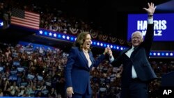 Kandida prezidansyel pati Demokrat la Vis Prezidan Kamala Harris ak kolistye li Gouvene eta Minnesota Tim Walz paret ansanm nan yon miting politik nan Filadelfi, 6 Out, 2024. 