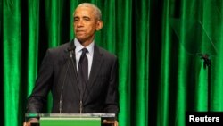 Ansyen Prezidan Barack Obama pran la pawol pandan yon evenman charite nan Nouyok, 6 Desanm, 2022.