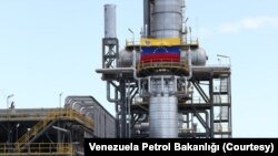 Venezuela'ya uygulanan uluslararası petrol yaptırımlarının hafifletilmesinin ardından yabancı petrol şirketlerinin ülkeye geri dönmesiyle günlük petrol üretimi 200 bin varil, günlük petrol geliriyse 13 milyon dolar arttı. 