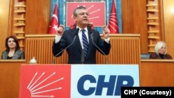 İYİ Parti’nin kararı sonrasında CHP Genel Başkanı Özgür Özel bugün TBMM’de parti grubunda kürsüdeydi. “Eski dosttan düşman olmaz” diyen Özel’in tabanda işbirliği ve ittifak arayışında olduğu ve bu yönde CHP örgütüne mesaj verdiği görüldü. 