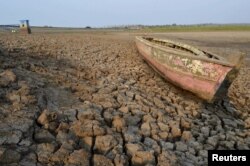 El Nino'nun kuraklık etkisini yaşayan Endonezya'da Dawuhan Barajında ahşap bir kayık, 5 Ekim 2015. El Nino, Büyük Okyanus’un doğusunda olağan dışı düzeyde sıcak deniz suyundan kaynaklanan doğal bir iklim olgusu.