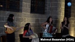 Kadın sanatçılardan kurulu "Miasin" müzik grubu Diyarbakır'da müzikseverlerle buluştu.