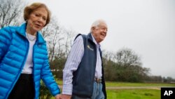 Foto Achiv: Ansyen Prezidan Etazuni Jimmy Carter ( a dwat) ak madanm ni Rosalynn nan Plains, Joji, 7 Jiye, 2023. 