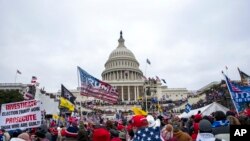 Foto Achiv: Yon foul moun move kou kong e ki lwayal ak Prezidan Donald Trump rasanble devan syej Kongre a nan Washington, pou yon miting politik, 6 Janv. 2021. 