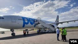 Yon avyon Boeing ki soti La Tiki, ki transpote 295 migran Ayisyen ki te bloke nan peyi a tounen Potoprens, Jedi 28 Jiye, 2022. (Foto: Yves Manuel / VOA Kreyol)