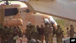 Fransa ordusu tarafından basına verilen fotoğrafta Rus paralı askerler Mali'de helikoptere binerken görülüyor. Fotoğrafın tam olarak ne zaman çekildiği belirsiz.
