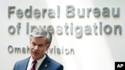 Direkte FBI Christopher Wray pale pandan yon konferans pou lapres, Mekredi 10 Out, 2022 nan vil Omaha, eta Nebraska. 