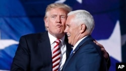 Thống đốc Mike Pence và Tỷ phú Donald Trump tại Đại hội Toàn quốc đảng Cộng hoà ở Cleveland.