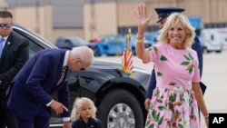 Foto Achiv: Prezidan Joe Biden gade pitit pitit li Beau Biden pandan premye dam Jill Biden salye moun nan baz aviyasyon Andrews Air Force Base nan eta Maryland. 