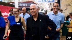 Ansyen Vis Prezidan Mike Pence nan yon fwa nan eta Iowa, Vandredi 19 Out, 2022. 