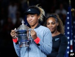 Foto Achiv: Naomi Osaka kenbe twofe a apre li kale Serena Williams (deye li) nan final medam yo nan US Open nan nan Nouyok, Samdi 8 Sept. 2018.