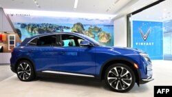 Xe điện VF-8 của VinFast được trưng bày tại showroom ở Santa Monica, California, ngày 18/7/2022.