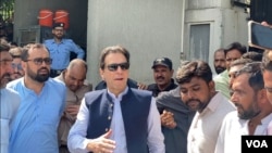 ایک صحافی کا سوال تھا کہ کیا عدالت سے حتمی جواب میں معافی مانگیں گے ؟ تو اس پر عمران خان نے حیرت کا اظہار کیا اور کہا کہ اچھا ابھی صرف عبوری جواب ہے؟