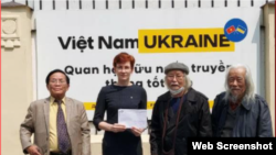 Từ trái sang: TS Đinh Hoàng Thắng, bà Nataliya Zhynkina – Đại biện lâm thời Ukraine, Nhà nghiên cứu Nguyễn Khắc Mai, và GS Nguyễn Đình Cống, ngày 3/3/2022. Photo Boxitvn.