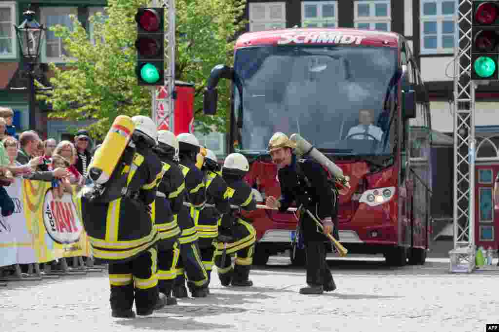 Một to&aacute;n nh&acirc;n vi&ecirc;n chữa ch&aacute;y thử t&agrave;i trong giải v&ocirc; địch k&eacute;o xe bus ở Wolfenbuettel, miền t&acirc;y nước Germany.