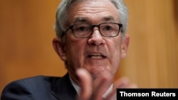 Ông Jerome Powell, chủ tịch Ngân Hàng Trung Ương Mỹ (Fed) thấy cả hai. Ông công nhận các nguyên nhân thuộc cả hai loại vĩ mô và vi mô.