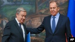 Foto sa a ke Sevis Lapres Ministe Afe Etranje Ris la bay lapres montre Minis Afe Etranje a Sergey Lavrov a dwat ak Sekrete-Jeneral Nasyonzini Antonio Guterres nan Moskou, La Risi, Madi 26 Avril 2022. 