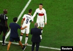 Vedet ekip Potigal la, Cristiano Ronaldo, nan fen match seleksyon nasyonal Potigal la kont Kore di Sid, ke yo pedi 2-1, nan Mondyal Foutbol Qatar la, 1 Desanm 2022.