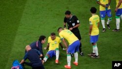 Neymar chita sou teren an pandan lap resevwa swen pandan match seleksyon nasyonal Brezil la kont Serbi nan Gwoup G a nan Mondyal Qatar la, 24 Nov. 2022. 