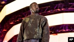 Foto Achiv: Kanye West pandan Festival Mizikal Coachella a nan vil Indio, eta Kalifoni.