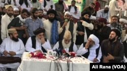 تحریک لبیک پاکستان کے خادم حسین رضوی اور دیگر قائدین دھرنے میں میڈیا سے بات کر رہے ہیں۔ فائل فوٹو