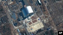 Imaj satelit Maxar Technologies montre enstalasyon nikleye Chernobyl la nan Ikren pandan envazyon La Risi, Jedi 10 Mas 2022. 