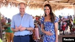 Prens William d'Anglete ak Catherine, Duches Cambridge la ri pandan yap pase tan ak abitan yon ti vilaj ki rele Hopkins nan peyi Beliz nan Karayib la, 20 Mas, 2022.