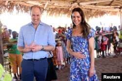 Prens William d'Anglete ak Catherine, Duches Cambridge la ri pandan yap pase tan ak abitan yon ti vilaj ki rele Hopkins nan peyi Beliz nan Karayib la, 20 Mas, 2022.