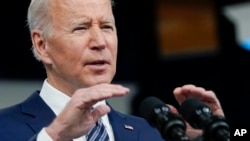 Prezidan Joe Biden pale sou plan administrasyon an genyen pou'l konbat pri gazolin nan ki ogmante 17 wote depi Lamezonblanch, Jedi 31 Mas, 2022. 