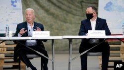 Prezidan Joe Biden ak Prezidan Polone a Andrzej Duda patisipe nan yon tab wond sou repons imanite a apre envazyon La Risi nan Ikren, Vandredi 25 Mas, 2022. 