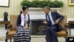 Tổng thống Obama hội đàm với bà Suu Kiy, nhà lãnh đạo phong trào dân chủ Miến Điện tại Tòa Bạch Ốc khi bà đến thăm Hoa Kỳ hồi tháng 9