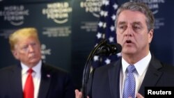 Tổng Giám đốc WTO Roberto Azevedo phát biểu bên cạnh Tổng thống Hoa Kỳ Donald Trump ở Davos, Thụy Sĩ, ngày 22/01/2020.