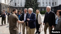 Tổng thống Ukraine Volodymyr Zelenskiy chào đón Lãnh đạo phe thiểu số Thượng viện Hoa Kỳ Mitch McConnell, Thượng nghị sĩ Susan Collins, Thượng nghị sĩ John Barrasso và Thượng nghị sĩ John Cornyn trước cuộc hội kiến, tại Kyiv, Ukraine, ngày 14 tháng 5 năm 2022.